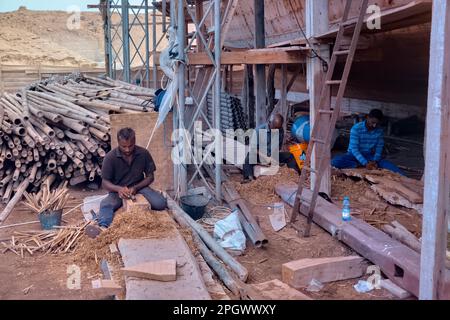 Constructeurs de navires à l'usine traditionnelle de dhow de sur, Ash Sharqiyah, Oman Banque D'Images