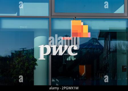 Logo de la société PwC sur une façade de bâtiment. Il représente PricewaterhouseCoopers et est l'un des quatre grands cabinets comptables. L'entreprise est internationale Banque D'Images