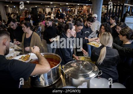HENGELO - dans le ROC van Twente, le Gieterij, l'Iftar est consommé. L'iftar est le repas mangé par les musulmans pendant le mois de jeûne du Ramadan immédiatement après le coucher du soleil. Cet Iftar traditionnel est organisé par la communauté turque pour aider les victimes des tremblements de terre en Turquie. Le produit est utilisé pour acheter des maisons de préfabriqué. ANP EMIEL MUIJDERMAN pays-bas sortie - belgique sortie Banque D'Images