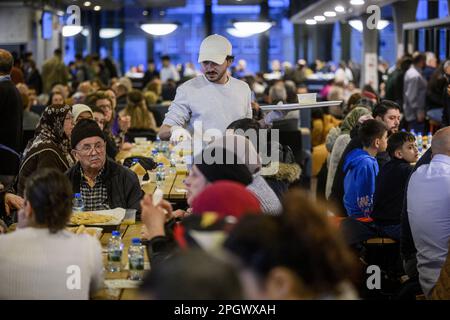 HENGELO - dans le ROC van Twente, le Gieterij, l'Iftar est consommé. L'iftar est le repas mangé par les musulmans pendant le mois de jeûne du Ramadan immédiatement après le coucher du soleil. Cet Iftar traditionnel est organisé par la communauté turque pour aider les victimes des tremblements de terre en Turquie. Le produit est utilisé pour acheter des maisons de préfabriqué. ANP EMIEL MUIJDERMAN pays-bas sortie - belgique sortie Banque D'Images