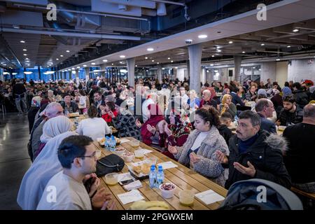 HENGELO - dans le ROC van Twente, le Gieterij, l'Iftar est consommé. L'iftar est le repas mangé par les musulmans pendant le mois de jeûne du Ramadan immédiatement après le coucher du soleil. Cet Iftar traditionnel est organisé par la communauté turque pour aider les victimes des tremblements de terre en Turquie. Le produit est utilisé pour acheter des maisons de préfabriqué. ANP EMIEL MUIJDERMAN pays-bas sortie - belgique sortie Banque D'Images