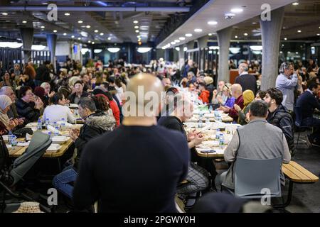 HENGELO - dans le ROC van Twente, le Gieterij, l'Iftar est consommé. L'iftar est le repas mangé par les musulmans pendant le mois de jeûne du Ramadan immédiatement après le coucher du soleil. Cet Iftar traditionnel est organisé par la communauté turque pour aider les victimes des tremblements de terre en Turquie. Le produit est utilisé pour acheter des maisons de préfabriqué. ANP EMIEL MUIJDERMAN pays-bas sortie - belgique sortie Banque D'Images