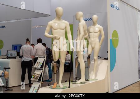 Mannequins à jambe prothétique moderne à l'exposition médicale Banque D'Images