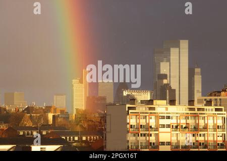 Londres, Royaume-Uni 24th mars 2023. Vue sur un arc-en-ciel spectaculaire au-dessus des gratte-ciel de la ville, par temps instable de Londres, avec de fortes averses et du soleil. Crédit : Monica Wells/Alay Live News Banque D'Images