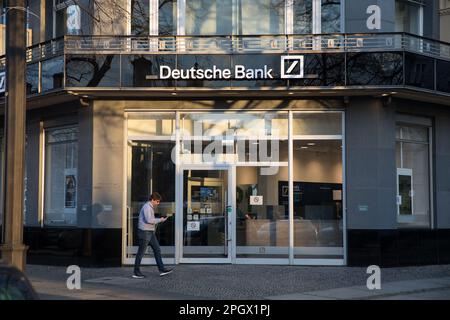 Berlin, Allemagne. 24th mars 2023. Les inquiétudes sur le marché financier sont de retour, provoquant une forte baisse des actions des banques européennes. Les actions de la Deutsche Bank ont perdu deux chiffres et le prix des swaps sur défaillance de crédit, qui protègent les obligataires contre les défauts de paiement, a augmenté. Succursale de la Deutsche Bank à Berlin sur 24 mars 2023. (Credit image: © Michael Kuenne/PRESSCOV via ZUMA Press Wire) USAGE ÉDITORIAL SEULEMENT! Non destiné À un usage commercial ! Crédit : ZUMA Press, Inc./Alay Live News Banque D'Images