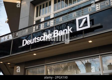 Berlin, Allemagne. 24th mars 2023. Les inquiétudes sur le marché financier sont de retour, provoquant une forte baisse des actions des banques européennes. Les actions de la Deutsche Bank ont perdu deux chiffres et le prix des swaps sur défaillance de crédit, qui protègent les obligataires contre les défauts de paiement, a augmenté. Succursale de la Deutsche Bank à Berlin sur 24 mars 2023. (Credit image: © Michael Kuenne/PRESSCOV via ZUMA Press Wire) USAGE ÉDITORIAL SEULEMENT! Non destiné À un usage commercial ! Crédit : ZUMA Press, Inc./Alay Live News Banque D'Images