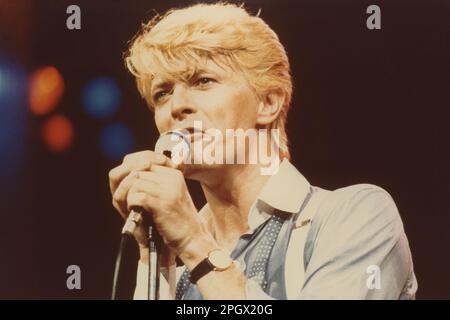 David Bowie chantant au centre civique, Hartford, Connecticut, États-Unis, 15 juillet, 1983. Banque D'Images