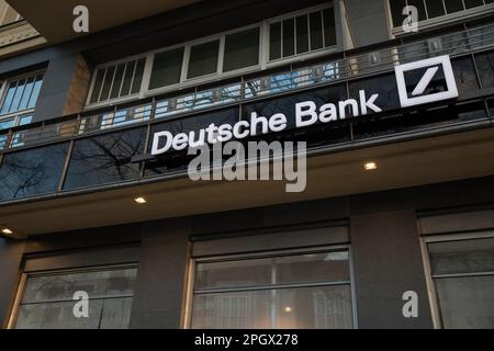 Berlin, Allemagne. 24th mars 2023. Les inquiétudes sur le marché financier sont de retour, provoquant une forte baisse des actions des banques européennes. Les actions de la Deutsche Bank ont perdu deux chiffres et le prix des swaps sur défaillance de crédit, qui protègent les obligataires contre les défauts de paiement, a augmenté. Succursale de la Deutsche Bank à Berlin sur 24 mars 2023. (Credit image: © Michael Kuenne/PRESSCOV via ZUMA Press Wire) USAGE ÉDITORIAL SEULEMENT! Non destiné À un usage commercial ! Crédit : ZUMA Press, Inc./Alay Live News Banque D'Images