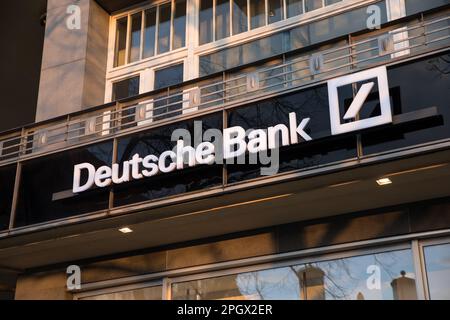 Berlin, Allemagne. 24th mars 2023. Les inquiétudes sur le marché financier sont de retour, provoquant une forte baisse des actions des banques européennes. Les actions de la Deutsche Bank ont perdu deux chiffres et le prix des swaps sur défaillance de crédit, qui protègent les obligataires contre les défauts de paiement, a augmenté. Succursale de la Deutsche Bank à Berlin sur 24 mars 2023. (Credit image: © Michael Kuenne/PRESSCOV via ZUMA Press Wire) USAGE ÉDITORIAL SEULEMENT! Non destiné À un usage commercial ! Crédit : ZUMA Press, Inc./Alay Live News Banque D'Images