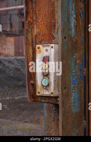 Un panneau de contrôle relique d'un ascenseur industriel qui ne fonctionne plus dans la zone industrielle de Dolni Vitkovice, dans la ville tchèque d'Ostrava. Banque D'Images