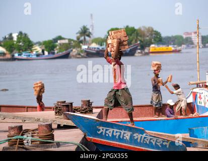 24 mars 2023, West Tootpara, Khulna, Bangladesh: Les gens travaillent dans le champ de briques, le travail dans un champ de briques peut être physiquement exigeant et peut impliquer de longues heures d'exposition à la chaleur, à la poussière et à d'autres dangers environnementaux. Dans les pays de la Bnagladesh, travailler dans des champs de briques est souvent considéré comme un emploi peu rémunéré et exigeant beaucoup de main-d’œuvre, et les travailleurs peuvent être confrontés à de mauvaises conditions de travail, à une faible sécurité d’emploi et à des opportunités d’avancement limitées. Toutefois, certains organismes et gouvernements travaillent à améliorer les conditions de travail et à promouvoir des pratiques plus durables et éthiques dans l'industrie de la brique. Banque D'Images