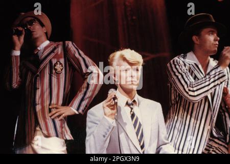 David Bowie sur scène avec les frères Simms, le Colisee, Québec, Québec, Canada, 11 juillet 1983. Banque D'Images
