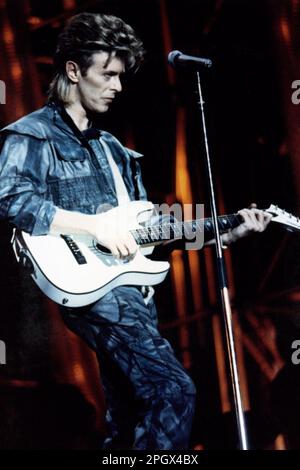 David Bowie à la guitare au stade olympique de Montréal, Québec, Canada, 30 août 1987. Banque D'Images