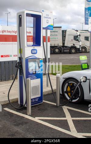 16 mars 2023 Un centre de charge moderne pour véhicules électriques situé à la jonction 14 de Mayfield Services sur le M7 en République d'Irlande Banque D'Images