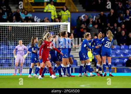 Gabrielle George d'Everton (deuxième à droite) célèbre avec ses coéquipiers après avoir marqué le premier but de leur côté pendant le match de la Super League féminine de Barclays à Goodison Park, Liverpool. Date de la photo: Vendredi 24 mars 2023. Banque D'Images