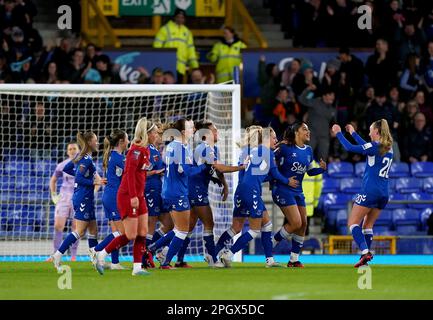 Gabrielle George d'Everton (deuxième à droite) célèbre avec ses coéquipiers après avoir marqué le premier but de leur côté pendant le match de la Super League féminine de Barclays à Goodison Park, Liverpool. Date de la photo: Vendredi 24 mars 2023. Banque D'Images