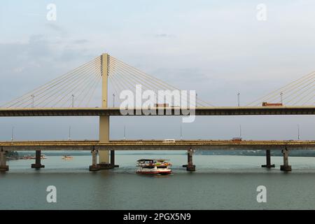 Panaji Goa Inde oct 22 2022: Croisière au coucher du soleil vue du pont Atal Setu et des activités dans la rivière Mandovi y compris les casinos de la rivière à Goa Banque D'Images