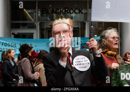 Londres, Royaume-Uni. 24 mars 2023. Dans le cadre de la Journée du désinvestissement au Royaume-Uni, des militants écologistes du Royaume-Uni du désinvestissement et des amis de la Terre march, accompagnés du Choeur climatique de la City de Londres, demandent que BlackRock et Vanguard désinvestissent des combustibles fossiles. Crédit: Andrea Domeniconi/Alay Banque D'Images