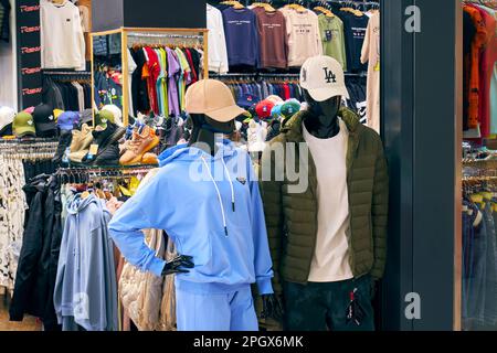 Deux mannequins à l'entrée d'un magasin de vêtements Banque D'Images