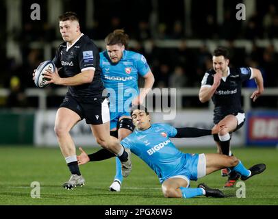 Jamie Blamire de Newcastle Falcons (à gauche) et Santiago Carreras de Gloucester en action pendant le match Gallagher Premiership à Kingston Park, Newcastle upon Tyne. Date de la photo: Vendredi 24 mars 2023. Banque D'Images