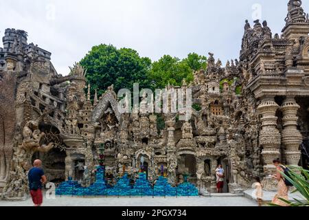 Hauterives, France - 05 août 2022 : le Palais idéal de Postman Cheval est une merveille architecturale unique située dans les Hauterives, construite par un postman na Banque D'Images