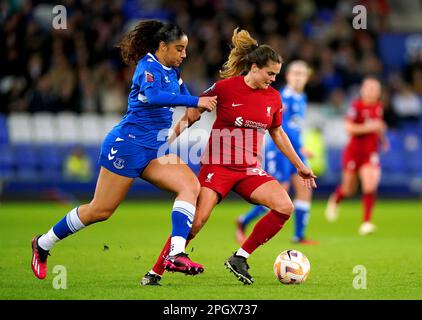 Gabrielle George d'Everton (à gauche) et Katie Stengel de Liverpool se battent pour le ballon lors du match de la Super League pour femmes Barclays à Goodison Park, Liverpool. Date de la photo: Vendredi 24 mars 2023. Banque D'Images