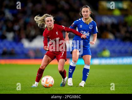 Missy Bo Kearns de Liverpool (à gauche) et Clare Wheeler d'Everton se battent pour le ballon lors du match de la Super League pour femmes Barclays à Goodison Park, Liverpool. Date de la photo: Vendredi 24 mars 2023. Banque D'Images