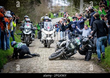 Hrelbeke, Belgique. 24th mars 2023. L'illustration montre un photographe et un chauffeur de voiture qui s'est écrasant lors de la course cycliste d'une journée 'E3 Saxo Bank Classic', 204,1km de et à Harelbeke, vendredi 24 mars 2023. BELGA PHOTO JASPER JACOBS crédit: Belga News Agency/Alay Live News Banque D'Images