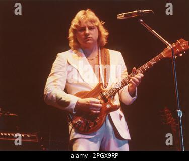 Greg Lake of Emerson, Lake and Palmer, Providence, Rhode Island, Civic Center, 14 juillet 1977. Banque D'Images