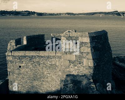 Paysage noir et blanc, fort Little Dennis, Pendennis point, Falmouth, Cornwall, Angleterre, Royaume-Uni, GB. Banque D'Images