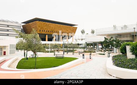 Eau, Abu Dhabi - 13th mars 2023 : paysage du parc central de la ville de Masdar. Les collectivités les plus durables au monde parcs d'infrastructure. Dével. Urbain à faible émission de carbone Banque D'Images