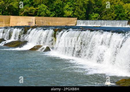 Grand Falls sur Shoal Creek à Joplin, Missouri, Missouri, États-Unis, États-Unis, ÉTATS-UNIS. La plus grande cascade du Missouri. Banque D'Images