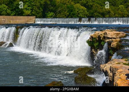 Grand Falls sur Shoal Creek à Joplin, Missouri, Missouri, États-Unis, États-Unis, ÉTATS-UNIS. La plus grande cascade du Missouri. Banque D'Images
