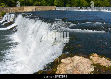Grand Falls sur Shoal Creek à Joplin, Missouri, Missouri, États-Unis, États-Unis, ÉTATS-UNIS. La plus grande cascade du Missouri. Accidentel, des personnes inconnues au fond. Banque D'Images