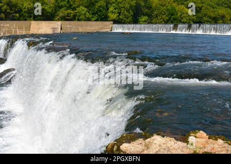 Grand Falls sur Shoal Creek à Joplin, Missouri, Missouri, États-Unis, États-Unis, ÉTATS-UNIS. La plus grande cascade du Missouri. Banque D'Images