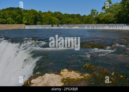 Grand Falls sur Shoal Creek à Joplin, Missouri, Missouri, États-Unis, États-Unis, ÉTATS-UNIS. La plus grande cascade du Missouri. Banque D'Images