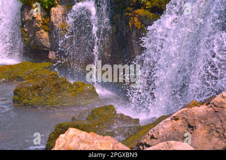 Gros plan d'une partie de Grand Falls sur Shoal Creek à Joplin, Missouri, Mo, États-Unis, États-Unis, ÉTATS-UNIS. La plus grande cascade du Missouri. Banque D'Images