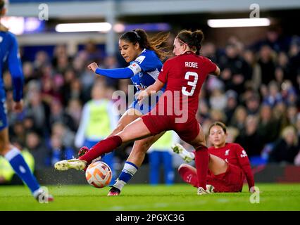 Gabrielle George d'Everton (à gauche) et Leighanne Robe de Liverpool se battent pour le ballon lors du match de la Super League pour femmes Barclays à Goodison Park, Liverpool. Date de la photo: Vendredi 24 mars 2023. Banque D'Images