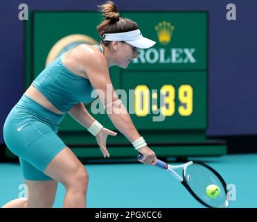 Miami Gardens, États-Unis. 24th mars 2023. Bianca Andreescu, du Canada, a touché un bas revers de la main à Maria Sakkara, de Grèce, pendant la troisième journée à l'Open de Miami, dans le stade Hard Rock, dans les jardins de Miami, en Floride, vendredi, 24 mars 2023. Andreescu défait Sakkara 7-7, 6-3, 6-4. Photo de Gary I Rothstein/UPI crédit: UPI/Alay Live News Banque D'Images