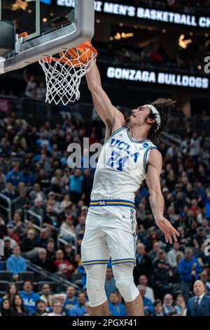 Le garde Jaime Jaquez Jaquez Jr. (24) de l'UCLA Bruins fait des douchettes lors d'un tournoi de basket-ball masculin de la NCAA contre les Gonzaga Bulldogs, lundi, 23 mars 2023, à Banque D'Images