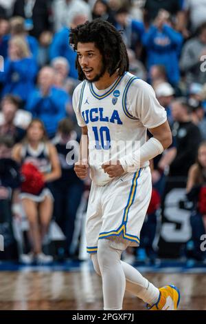 Le garde de l’UCLA Bruins Tyger Campbell (10) réagit lors d’un match de basket-ball masculin de la NCAA contre les Gonzaga Bulldogs, lundi, 23 mars 2023, à T Banque D'Images