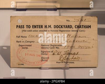 Un laissez-passer utilisé par un travailleur pour entrer dans le chantier naval de HM pendant la Seconde Guerre mondiale, dans l'exposition Steam, Steel & sous-marins, Historic Dockyard Chatham, Kent, Royaume-Uni. Banque D'Images