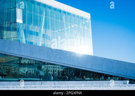 Oslo, Norvège - 11 mars 2023: Les gens marchent sur l'Opéra d'Oslo. Banque D'Images