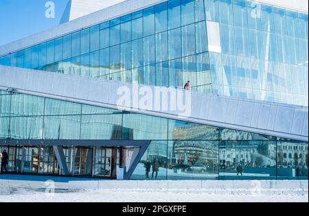 Oslo, Norvège - 11 mars 2023: Les gens marchent sur l'Opéra d'Oslo. Banque D'Images