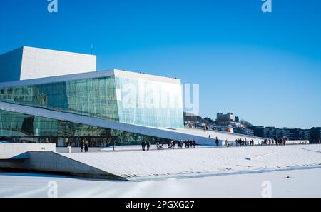 Oslo, Norvège - 11 mars 2023: Les gens marchent sur l'Opéra d'Oslo. Banque D'Images