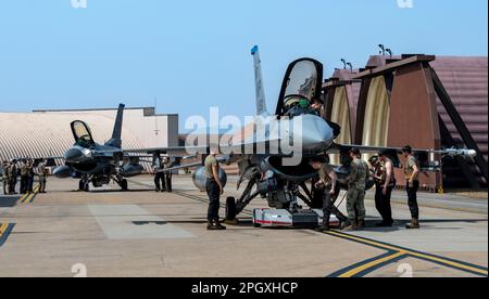 ÉTATS-UNIS Les aviateurs de la Force aérienne affectés à l'escadron de génération de chasseurs 35th, à la base aérienne de Kunsan, se préparent à remorquer des faucons de combat F-16 à Osan AB, en République de Corée, au 22 mars 2023. La FGS 35th est responsable de l'entretien des aéronefs, y compris l'entretien, les inspections, le lancement et la récupération, ainsi que le chargement des munitions. (É.-U. Photo de la Force aérienne par le sergent d'état-major Dwane R. Young) Banque D'Images