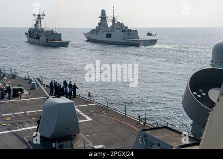 230323-N-NH267-1256 MER D'ARABIE (23 mars 2023) la frégate de la Marine espagnole Reina Sofia (F-84) et la frégate de la Marine italienne Carlo Bergamini (F 590) conduisent des approches de réapprovisionnement en mer avec le destroyer à missiles guidés USS Paul Hamilton (DDG 60), 23 mars 2023 dans la mer d'Arabie. Paul Hamilton est déployé dans la zone d'opérations de la flotte américaine 5th afin d'assurer la sécurité et la stabilité maritimes dans la région du Moyen-Orient. (É.-U. Bleu marine photo par le spécialiste des communications de masse 2nd classe Elliot Schaudt) Banque D'Images