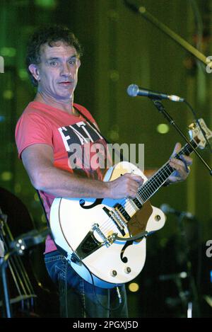 Le guitariste australien Ian Moss, du groupe Cold Chisel, joue en solo dans un concert gratuit au magasin australien phare d'Apple Computers à George Street, Sydney, le 25 septembre 2009. Banque D'Images