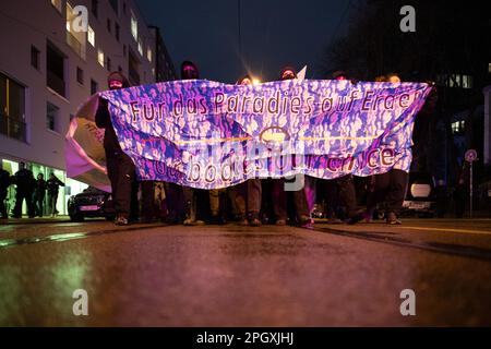 Munich, Allemagne. 24th mars 2023. A l'occasion d'une protestation des anti-abortionnistes et des fondamentalistes chrétiens le lendemain, des centaines de personnes se sont rassemblées à la manifestation féministe pour le droit de mettre fin à une grossesse à Munich, en Allemagne, sur 24 mars 2023. (Photo par Alexander Pohl/Sipa USA) crédit: SIPA USA/Alay Live News Banque D'Images