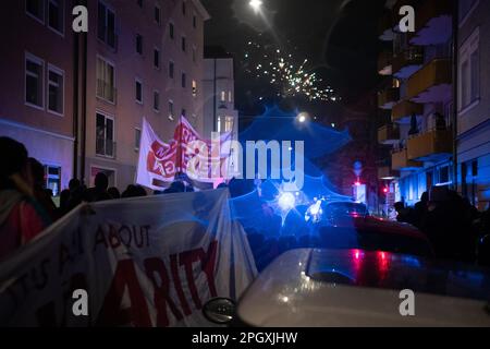 Munich, Allemagne. 24th mars 2023. A l'occasion d'une protestation des anti-abortionnistes et des fondamentalistes chrétiens le lendemain, des centaines de personnes se sont rassemblées à la manifestation féministe pour le droit de mettre fin à une grossesse à Munich, en Allemagne, sur 24 mars 2023. (Photo par Alexander Pohl/Sipa USA) crédit: SIPA USA/Alay Live News Banque D'Images